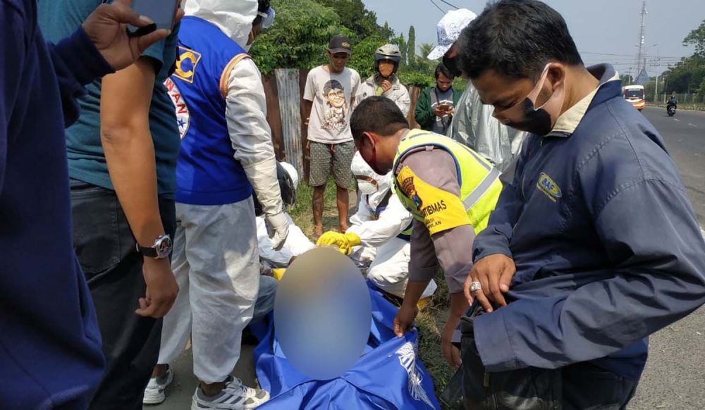 Proses evakuasi janazah pria asal Surabaya yang ditemukan di Mojokerto