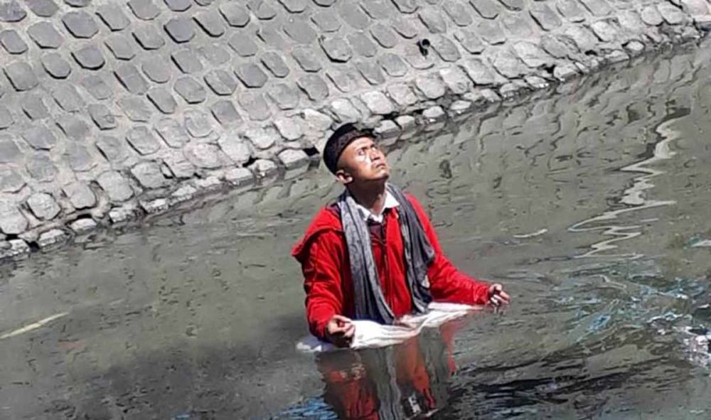 Penampakan pria yang bertapa di Sungai Desa Mojokrapak, Kecamatan Tembelang Jombang