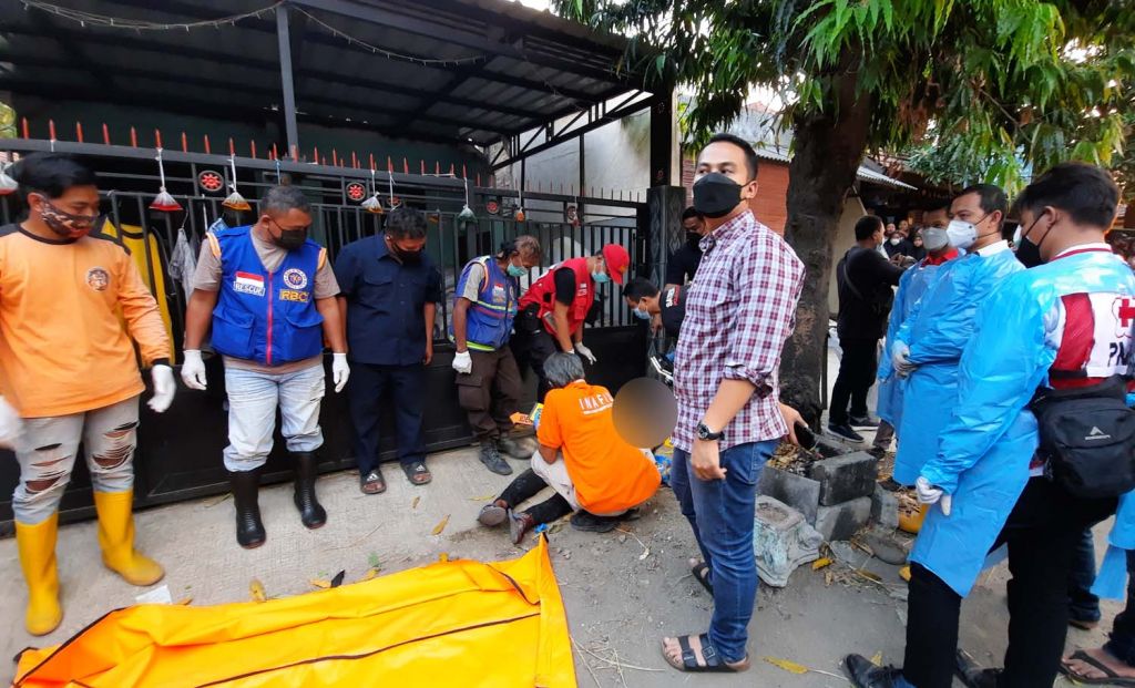 Polisi melakukan identifikasi jasad pria korban pembunuhan di Mojokerto
