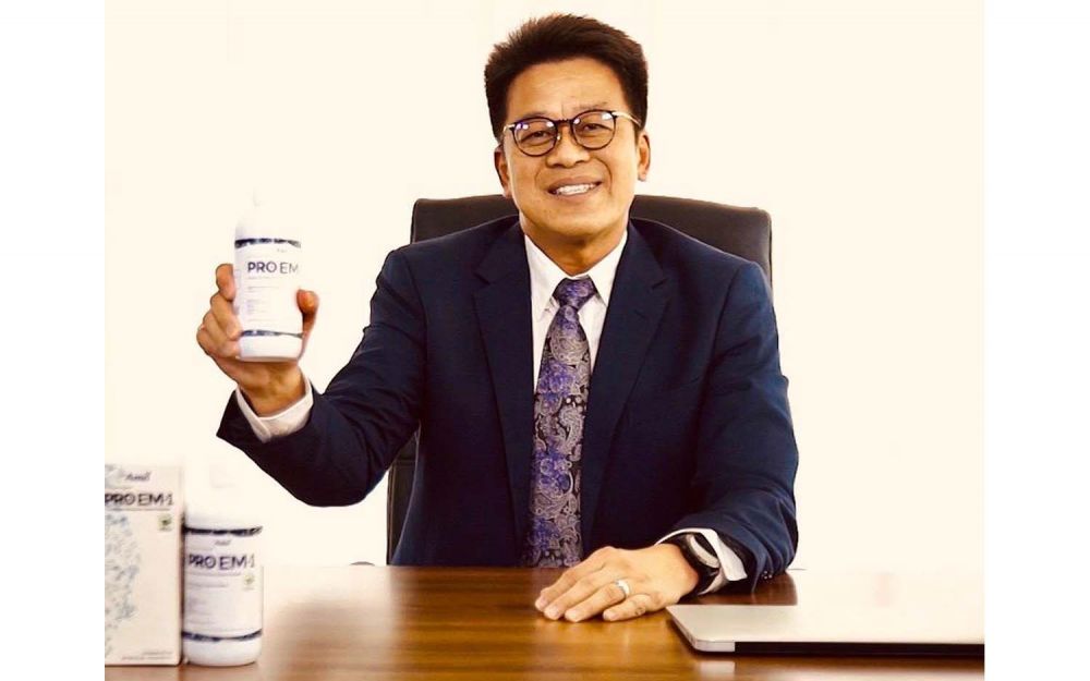 Presiden Direktur PT Agro Mitra Alimentare (AMA), Ge Recta Geson menunjukkan produk suplemen peningkat imun