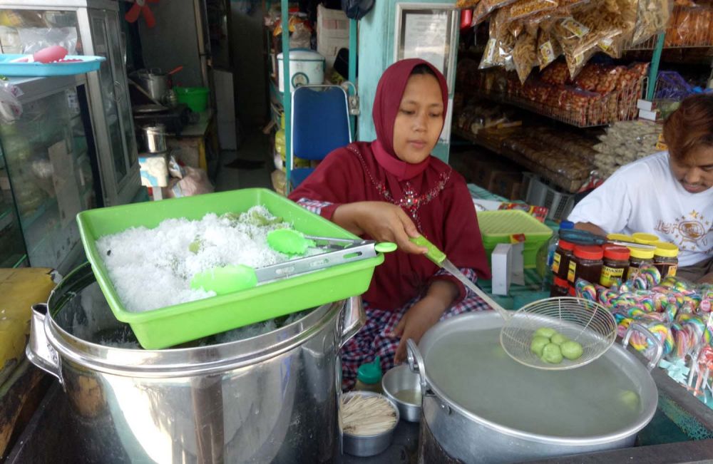 Salah satu produsen dan pedagang kue klepon di Pasuruan