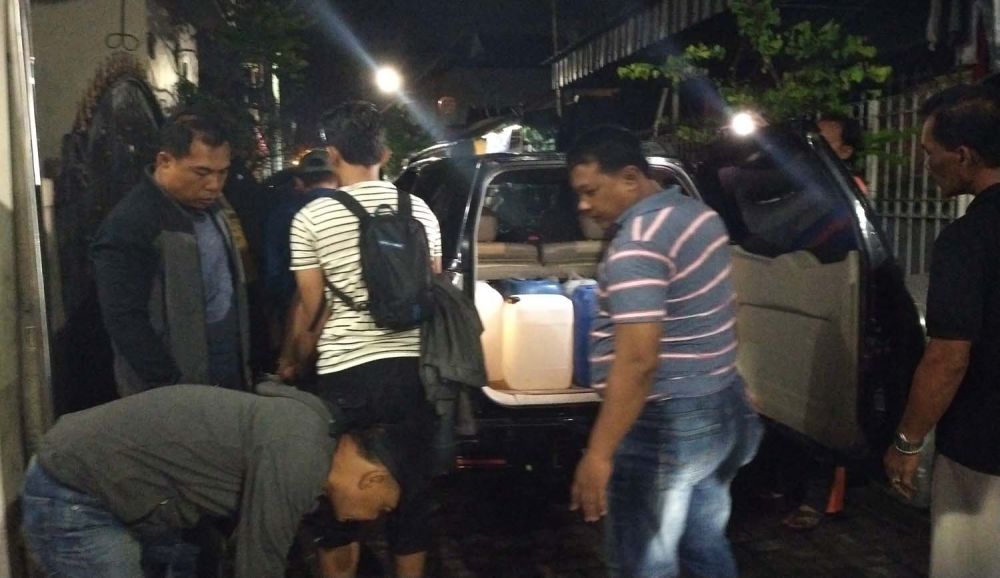 Polisi menyita sejumlah barang bukti dari rumah tempat produksi miras oplosan di Surabaya yang mereka gerebek