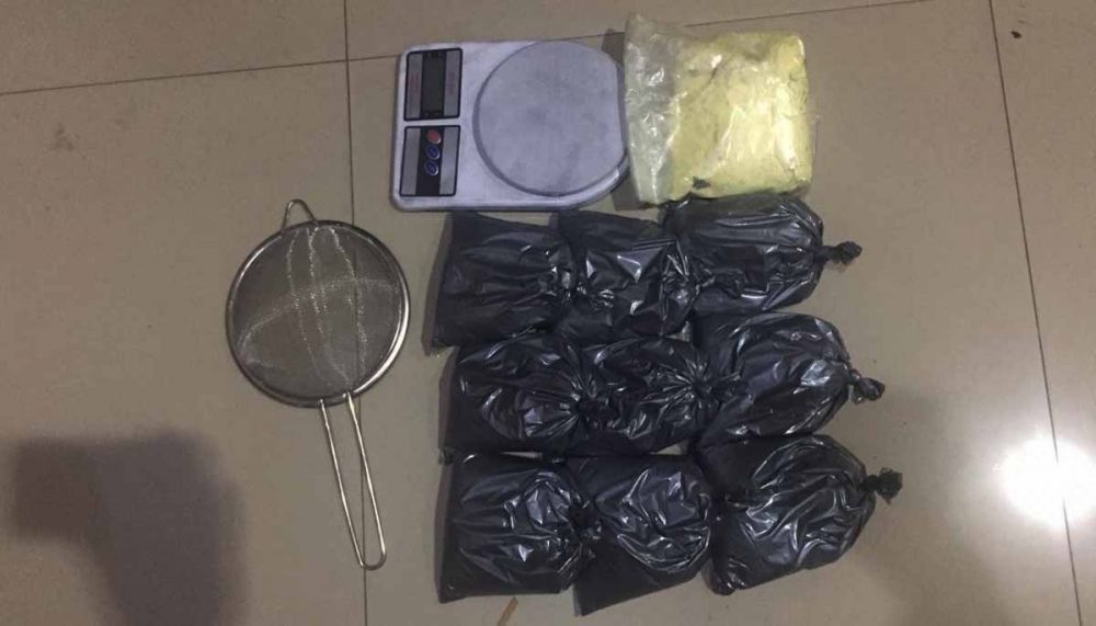 Barang bukti bubuk petasan dan alat pembuat petasan diamankan di Mapolres Kediri