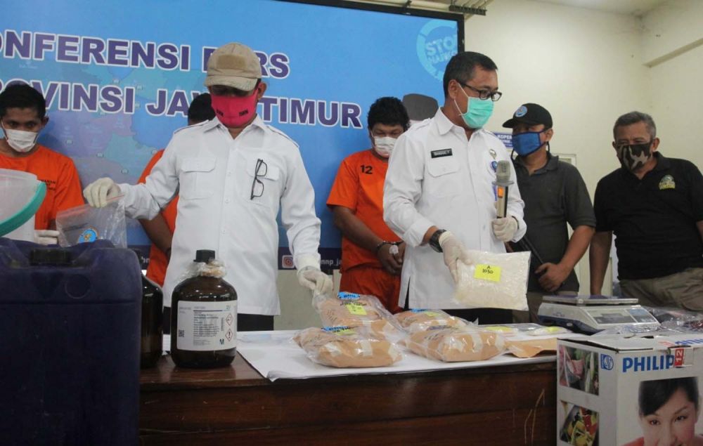 Kepala BNNP Jatim Brigjen Pol Bambang Priyambadha menunjukkan tersangka dan barang bukti yang disita di rumah produksi sabu