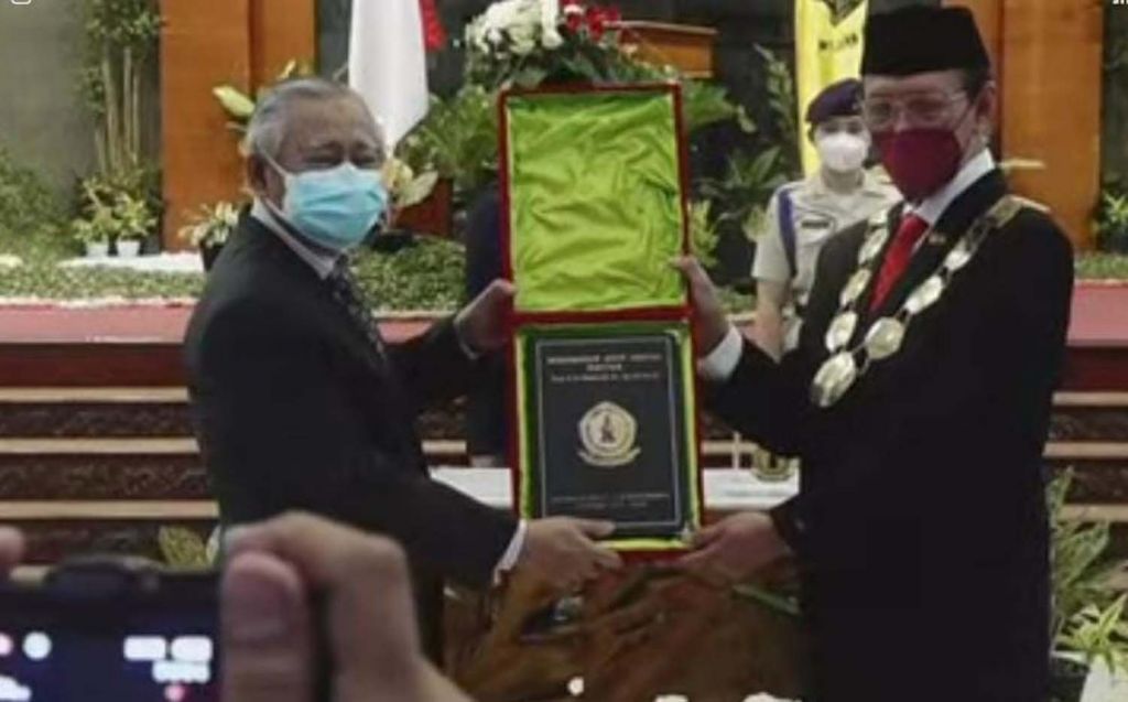 Rektor baru UWK Surabaya, Prof. Dr. H. Widodo Ario Kentjono (kanan)