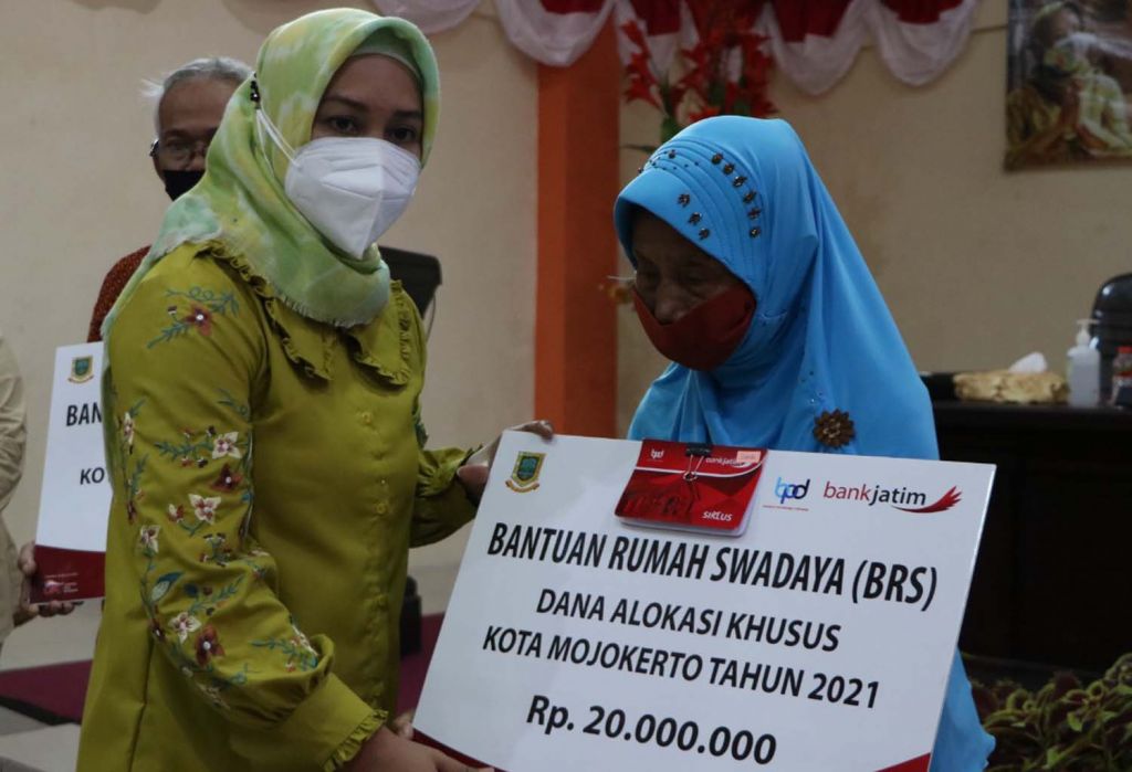 Wali Kota Mojokerto Ika Puspitasari saat menyerahkan buku tabungan ke warga penerima program bedah rumah
