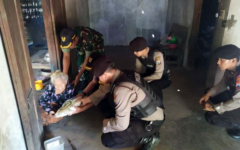 Program Jumat Berkah, polisi di Magetan bagi-bagi beras kepada warga