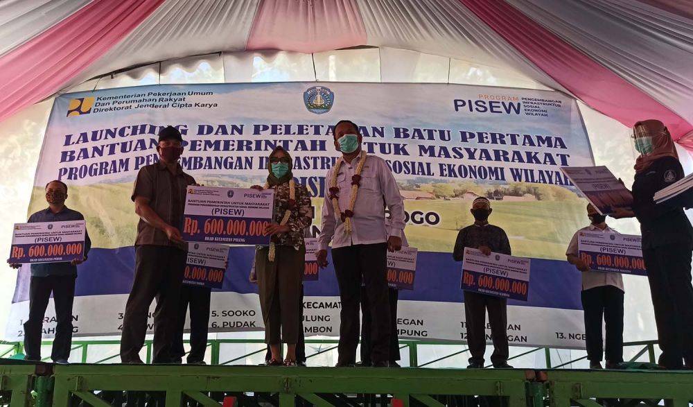 Anggota Komisi V DPR RI, Sri Wahyuni bersama Bupati Ponorogo, Ipong Muchlissoni