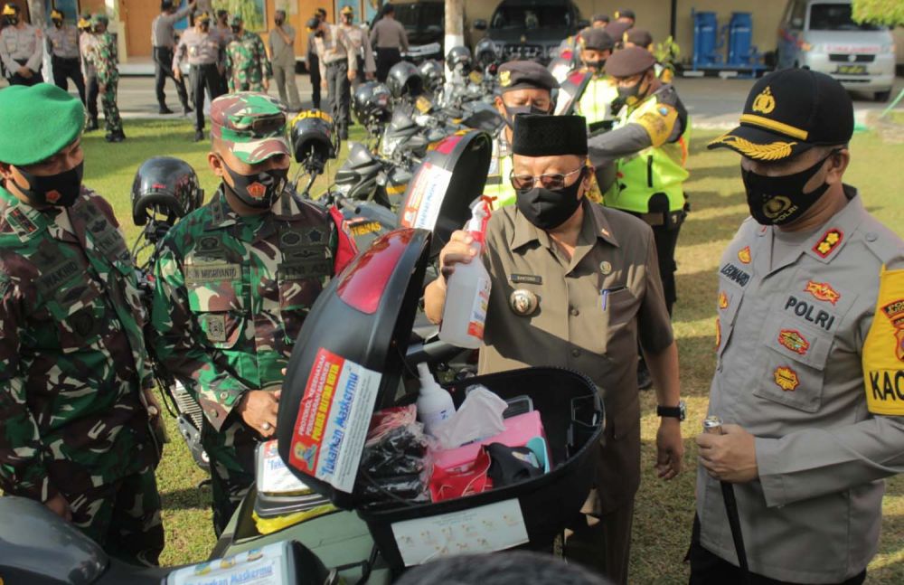 Kapolres Blitar Kota, AKBP Leonard Simambela bersama Forkompimda Kota Blitar saat peluncuran Program Tukarkan Maskermu