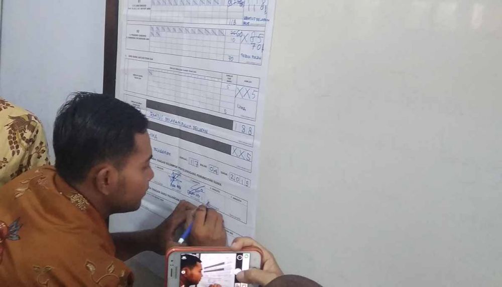 Proses perhitungan suara di TPS 011, tempat Plt Bupati Trenggalek mencoblos