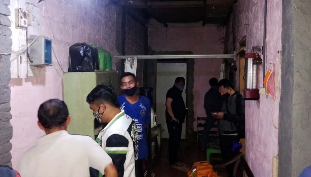 Sejumlah anggota Satreskrim Polres Probolinggo Kota berada di TKP