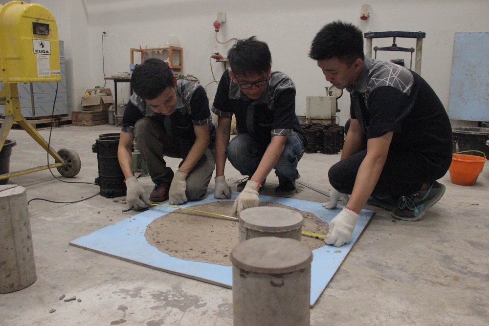 ketiga mahasiswa UK Petra saat melihat pembuatan beton