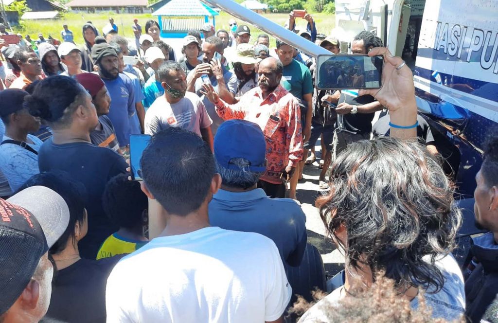 Proses pemberangkatan jenazah korban pembacokan di Kenyam, Nduga, Papua (Foto: Istimewa)