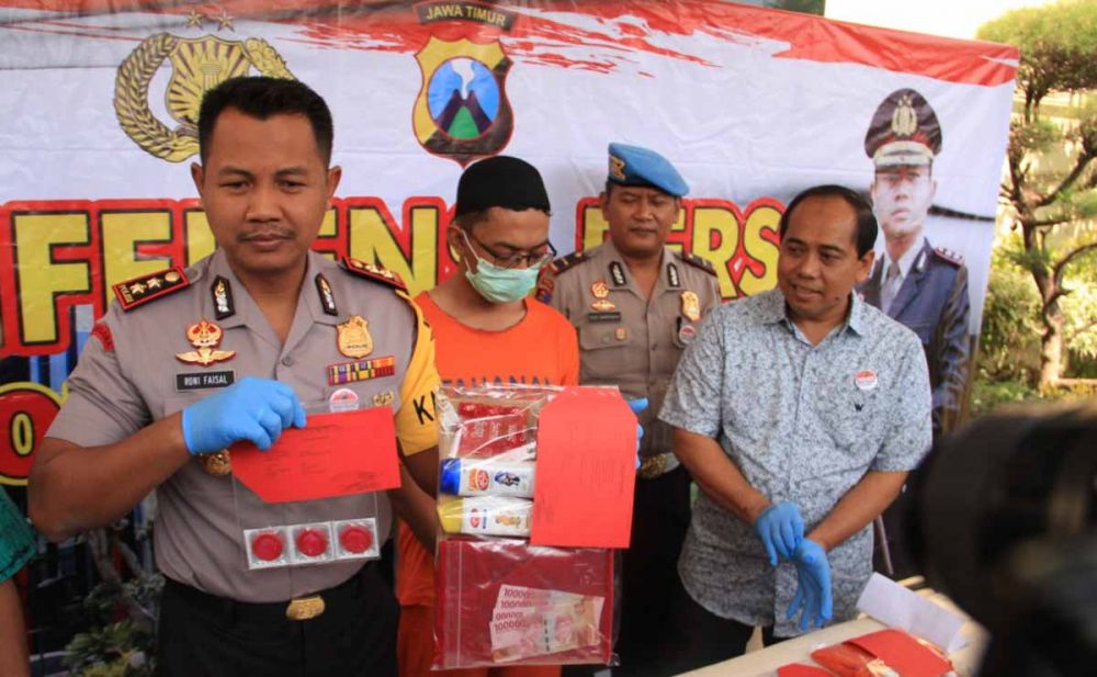 Kapolres Kediri AKBP Roni Faisal Saiful Faton membeberkan tersangka dan barang bukti