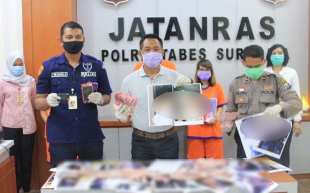 Tiga mucikari dan barang bukti bisnis prostitusi online yang dijalankannya diamankan Penyidik Unit Jatanras Satreskrim Polrestabes Surabaya 