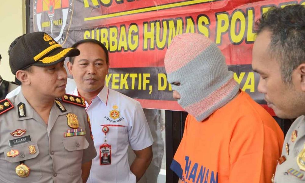 Kapolres Ponorogo, AKBP Radiant menginterogasi JH, mucikari prostitusi online via Twitter