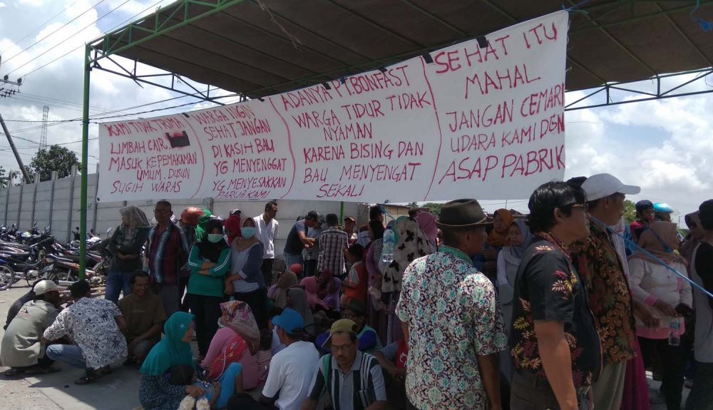 Terganggu Bau Menyengat Pabrik, Ratusan Warga di Mojokerto Gelar Demo