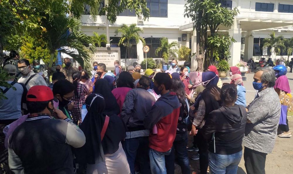 Sebagian dari orangtua siswa saat berada di Kantor Pendidikan Kota Surabaya memprotes pelaksanaan PPDB SMP Negeri jalur zonasi