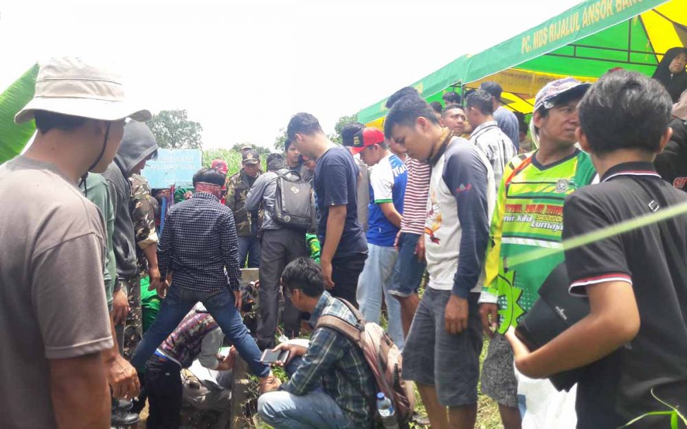 Warga di tiga desa di Kecamatan Bangil Pasuruan saat mengecor saluran pembuangan limbah pabrik