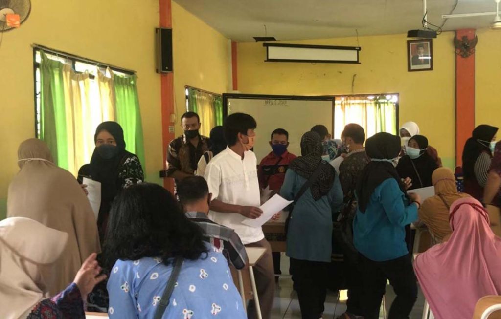 Puluhan wali murid saat geruduk SMA Negeri 1 Puri Mojokerto