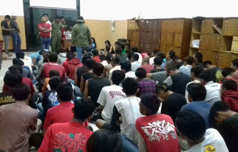 Puluhan remaja yang terjaring razia lantaran pesta miras didata dan dberi pembinaan di Kantor Satpol PP Kota Probolinggo
