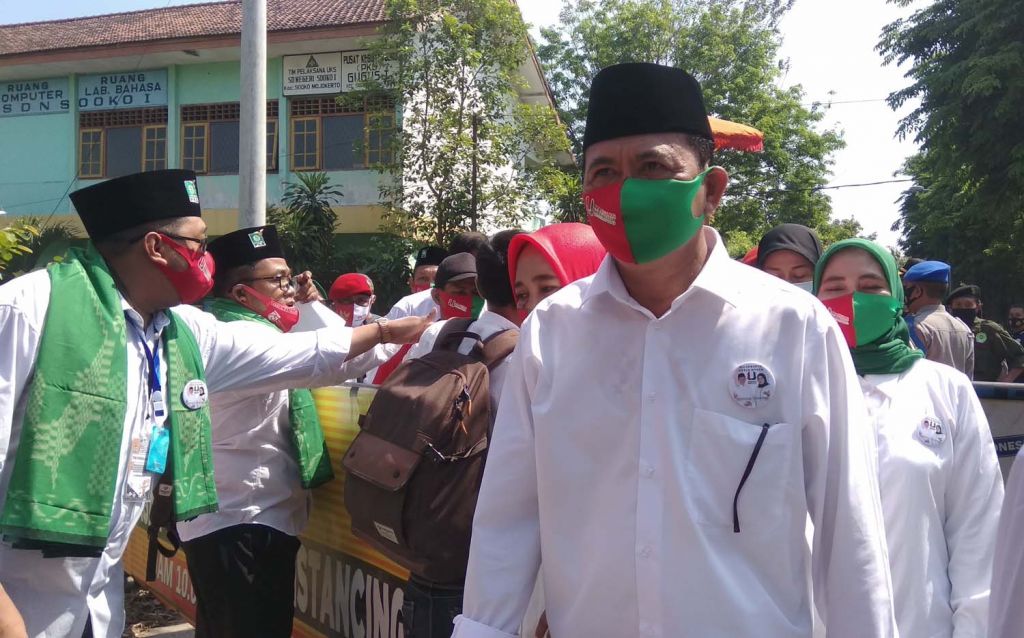Cabup Mojokerto, Pungkasiadi saat mendaftar ke KPU (Foto: Dok. jatimnow.com)