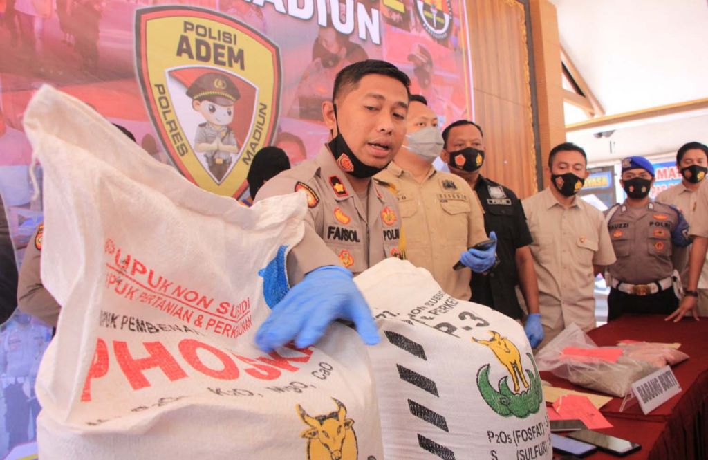 Polisi menunjukkan pupuk diduga palsu yang beredar di Madiun