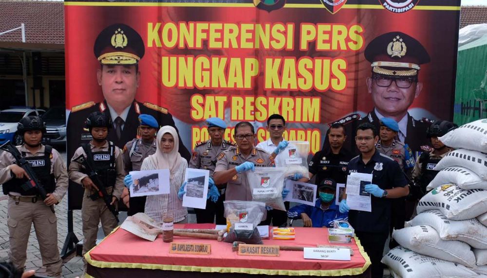 Kapolresta Sidoarjo Kombes Pol Sumardji menunjukkan tersangka dan barang bukti pupuk palsu