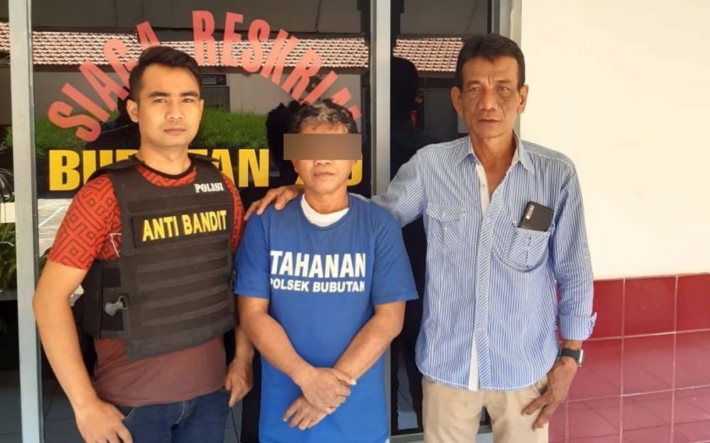 Dolichin (tengah), pria pencuri barang milik Takmir Masjid diamankan di Mapolsek Bubutan, Surabaya