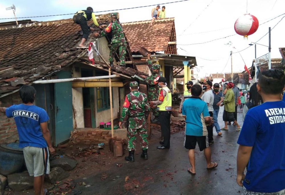 Sejumlah personel TNI, Polri membantu warga membenahi rumah yang rusak akibat puting beliung