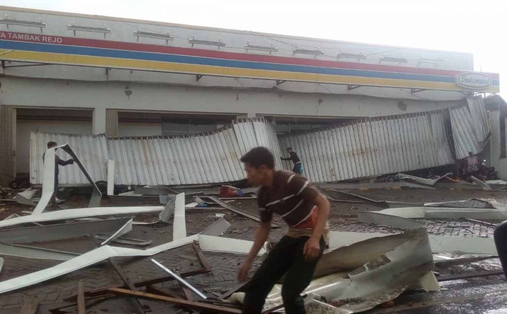 Sebuah minimarket rusak parah akibat amukan angin puting beliung di Probolinggo
