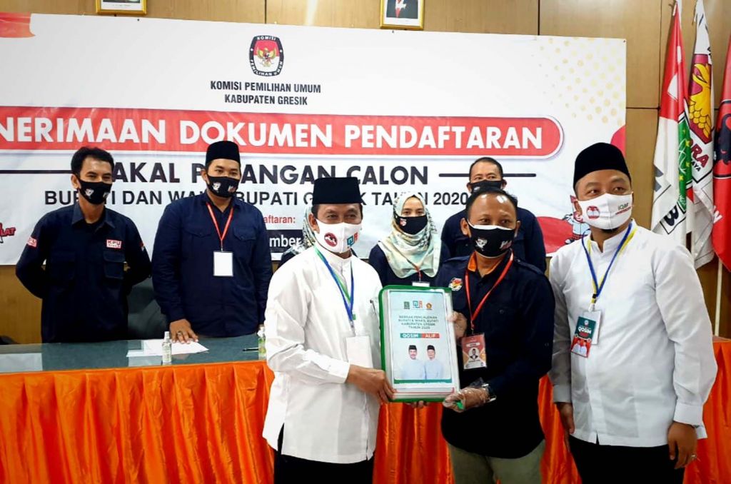 Qosim-Alif saat mendaftar ke Kantor KPU Gresik