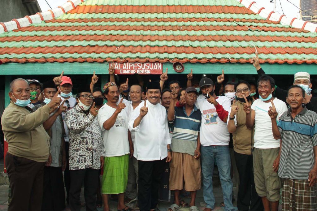 Qosim menyapa para nelayan di Kelurahan Lumpur, Kecamatan Gresik