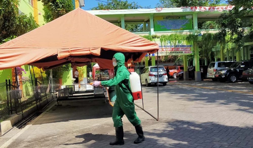 Penyemprotan disinfektan di RSUD Waluyojati, Kraksaan, Probolinggo