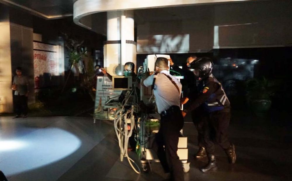 Petugas mengevakuasi salah satu alat medis akibat kebakaran di ruang genset di RSU dr Soetomo, Surabaya  (foto-foto: Fajar Mujianto/jatimnow.com)