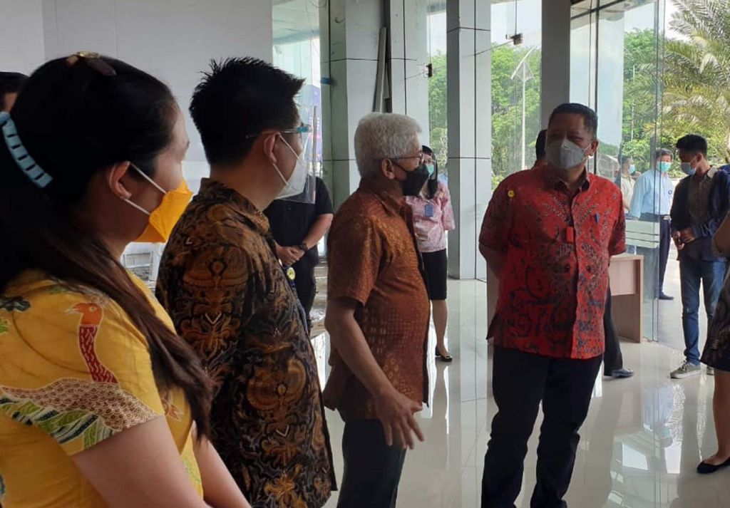 Plt Wali Kota Surabaya, Whisnu Sakti Buana saat meninjau kesiapan operasional RS khusus pasien Covid-19