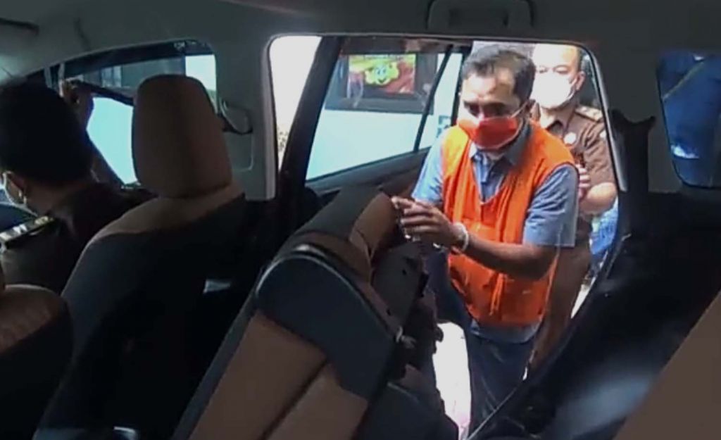 Tersangka RS, pegawai BRI digiring masuk mobil Kejaksaan Negeri Kabupaten Madiun untuk ditahan

