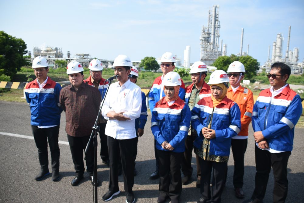 Presiden Jokowi dan rombongan di Kilang Minyak Trans - Pasific Petrochemical Indotama (TPPI).