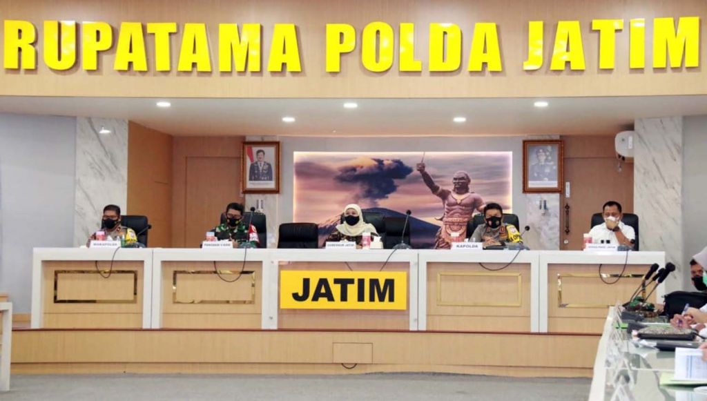 Gubernur Khofifah Indar Parawansa memimpin rapat koordinasi Mapolda Jatim