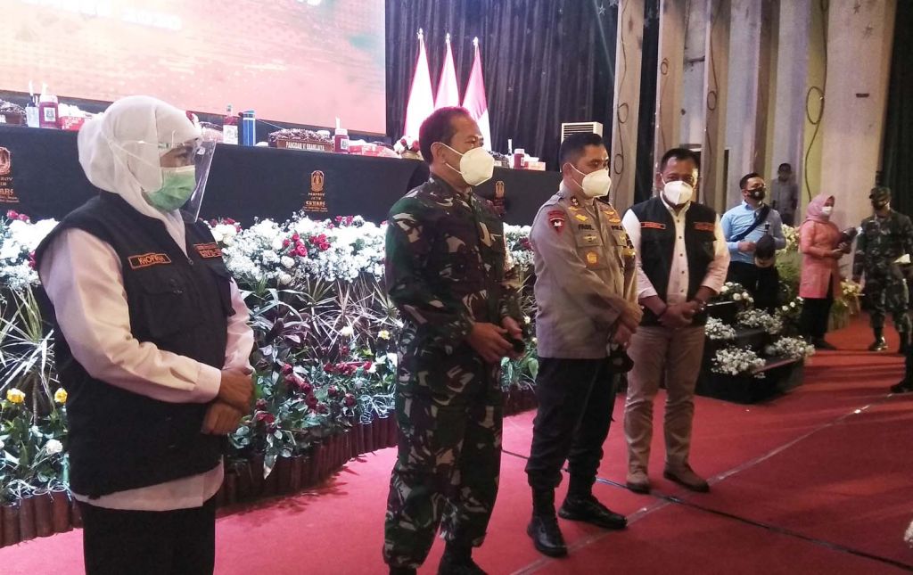 Gubernur Jatim Khofifah Indar Parawansa (kiri) dalam rakor di Kota Batu