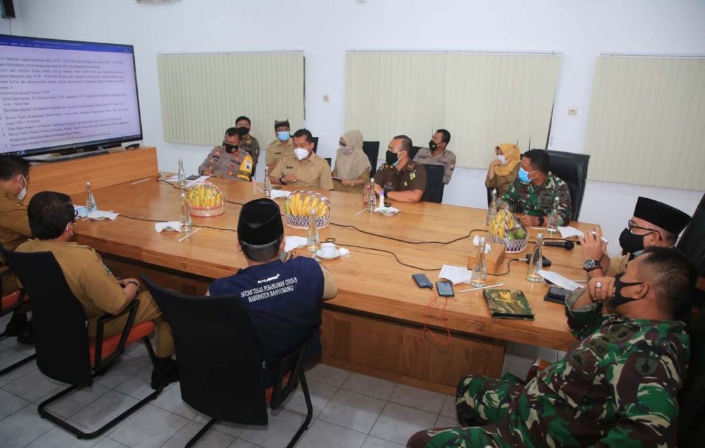 Satuan Tugas Penanganan Covid-19 Banyuwangi saat menggelar rapat koordinasi