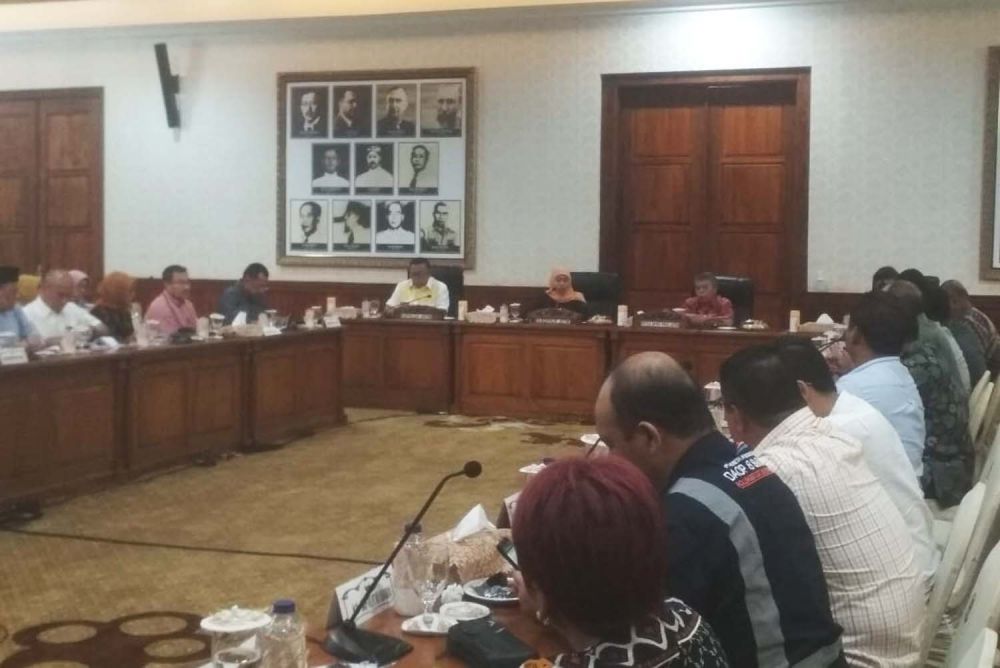 Gubernur Jatim Khofifah Indar Parawansa memimpin Rakornis Kesiapsiagaan dan Antisipasi Penyebaran Virus Corona di Gedung Negara Grahadi, Surabaya