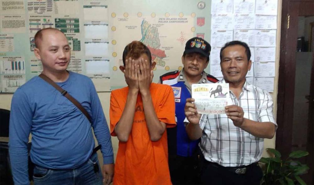 Yuda (menutup muka), anak durhaka yang merampas kalung emas ibunya sendiri