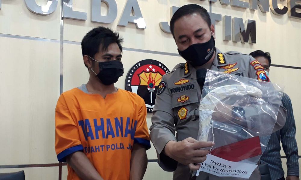 Kabid Humas Polda Jatim Kombes Pol Trunoyudo Wisnu Andiko menunjukkan barang bukti dan perampok sadis