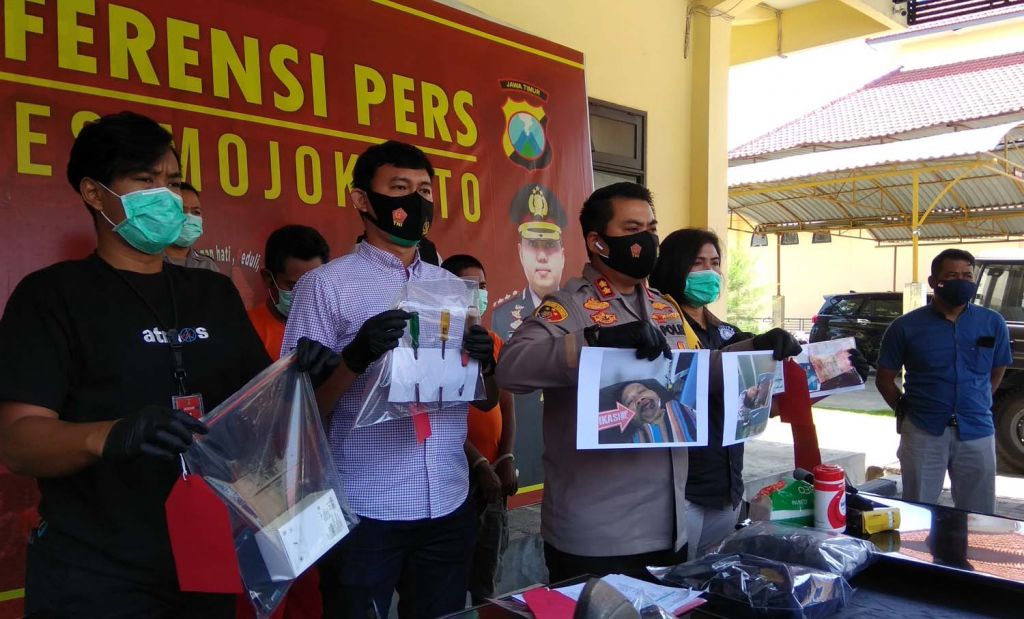 Kapolres Mojokerto, AKBP Dony Alexander menunjukkan foto korban yang dipukuli rampok