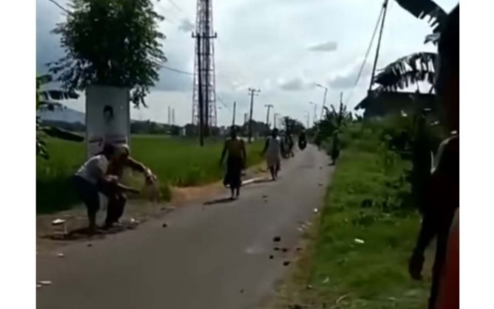 Korban perampokan di Jalan Desa Trompoasri, Kecamatan Jabon, Kabupaten Sidoarjo ditolong warga