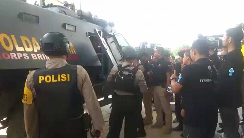 Pemain Arema FC yang diangkut mobil rantis polisi saat masuk ke Pintu VIP Stadion GBT Surabaya