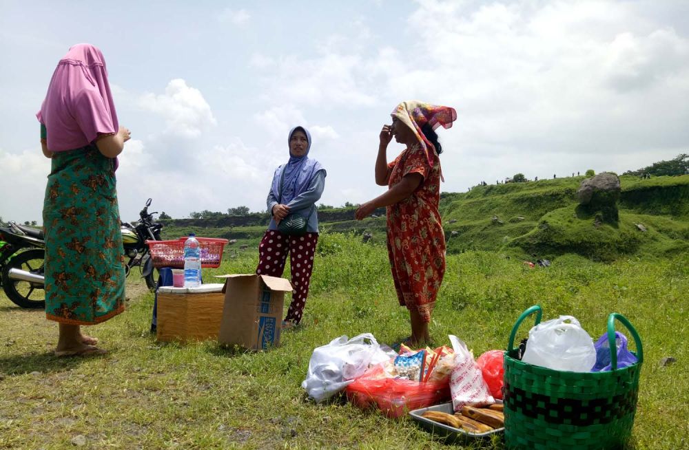 Warga setempat ketiban rezeki dengan berjualan di Ranu Manduro, Desa Manduro, Kecamatan Ngoro, Kabupaten Mojokerto (Foto-foto: Moch Rois/jatimnow.com)