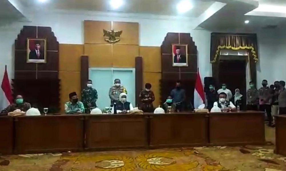 Gubernur Jatim Khofifah Indar Parawansa dan Wali Kota Surabaya Tri Rismaharini dalam rapat rencana pengajuan PSBB di Gedung Negara Grahadi
