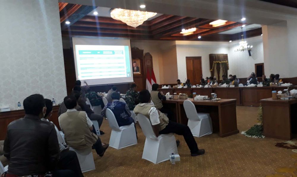 Rapat Evaluasi PSBB Tahap III Surabaya Raya di Gedung Negara Grahadi